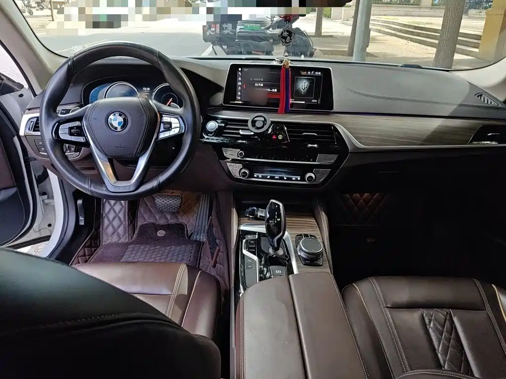 BMW 5 Series — миниатюра 13