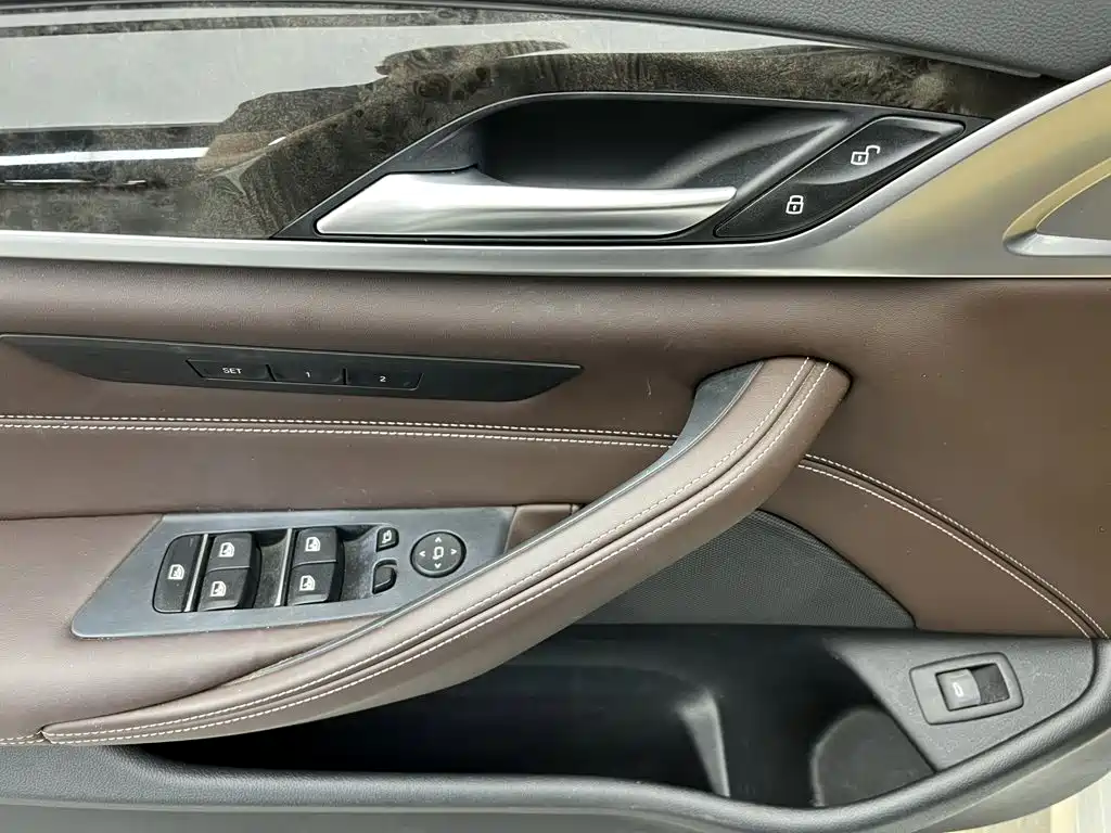 BMW 5 Series — миниатюра 17