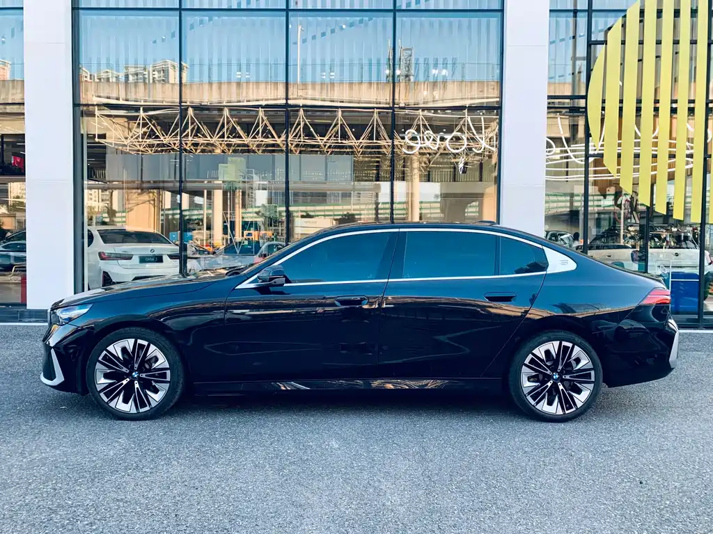BMW 5 Series — миниатюра 5