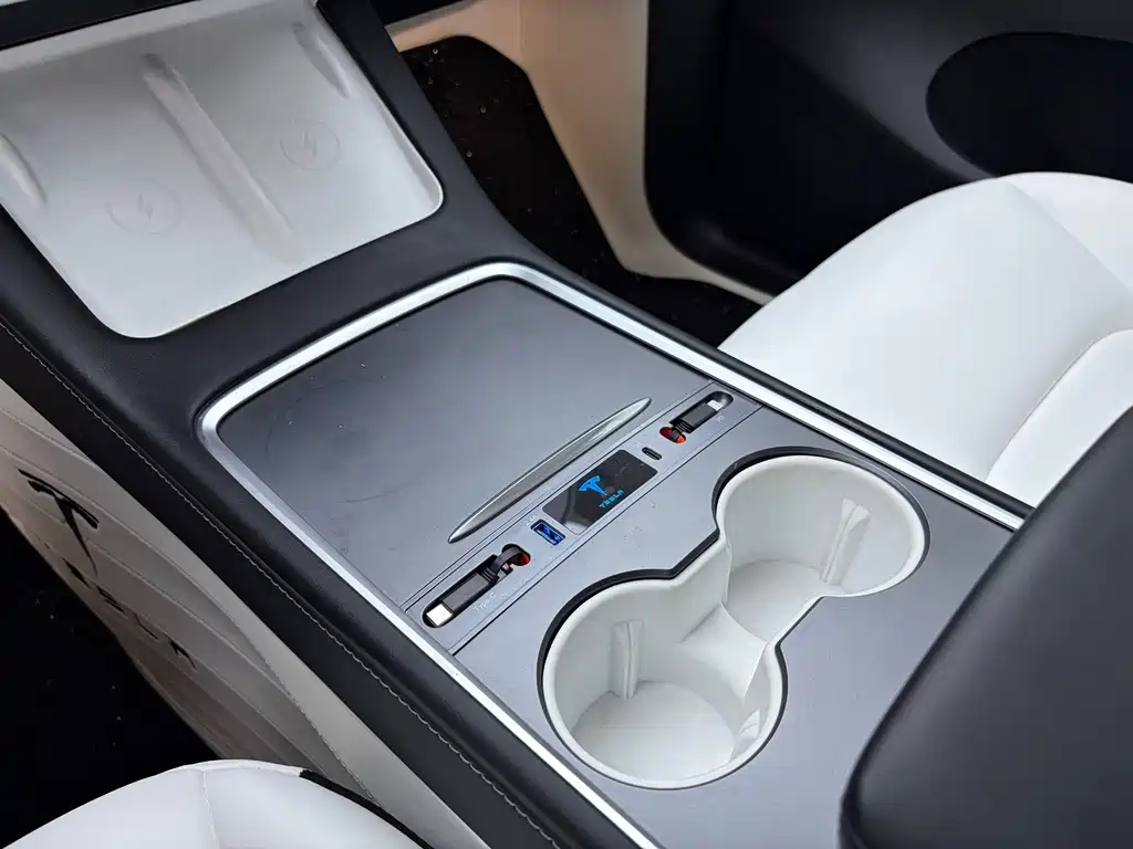 Tesla Model Y — миниатюра 9