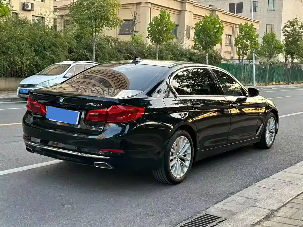 BMW 5 Series — миниатюра 7