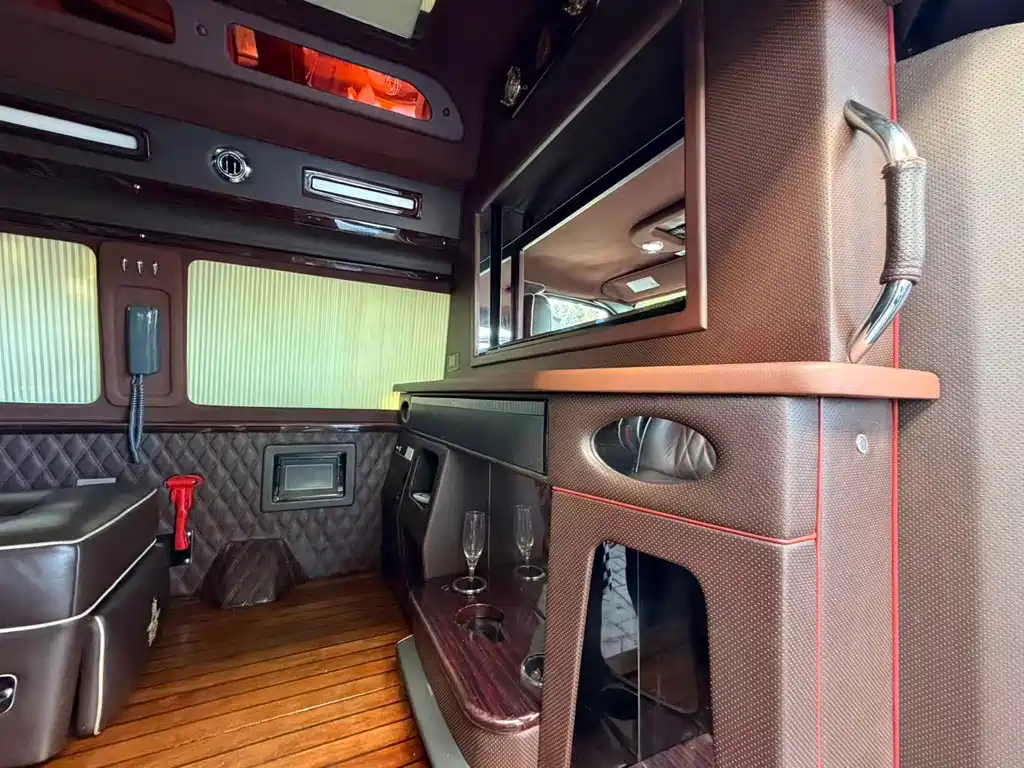 Ford E350 — миниатюра 11