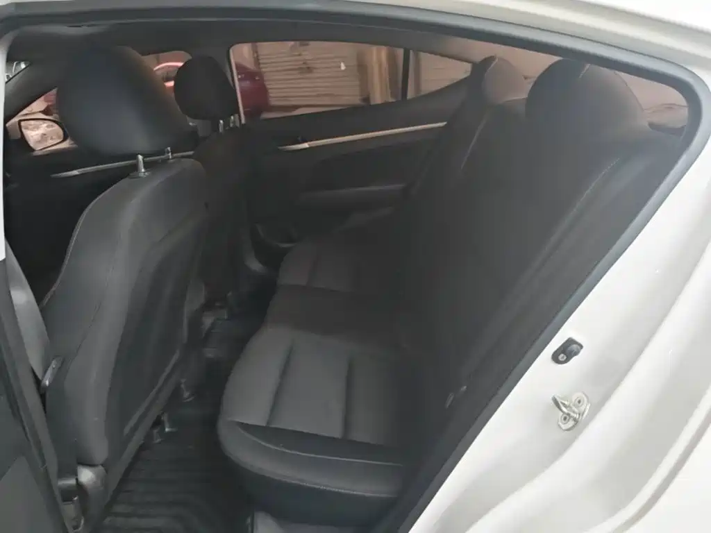 Hyundai Elantra — миниатюра 17