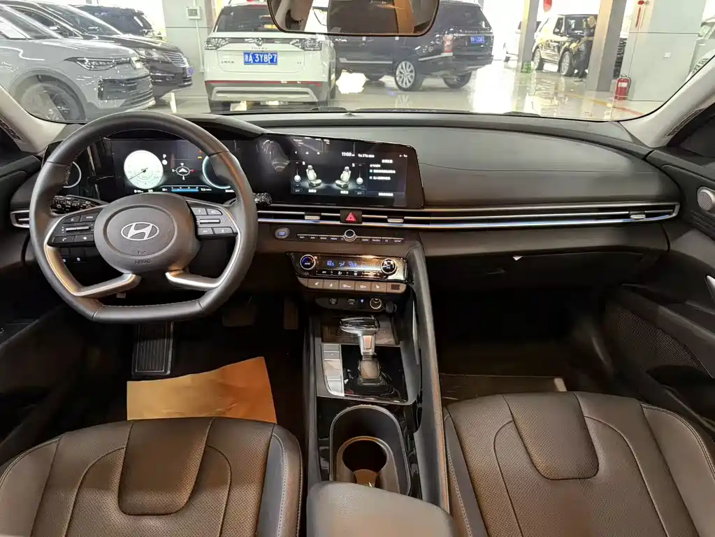 Hyundai Elantra — миниатюра 10