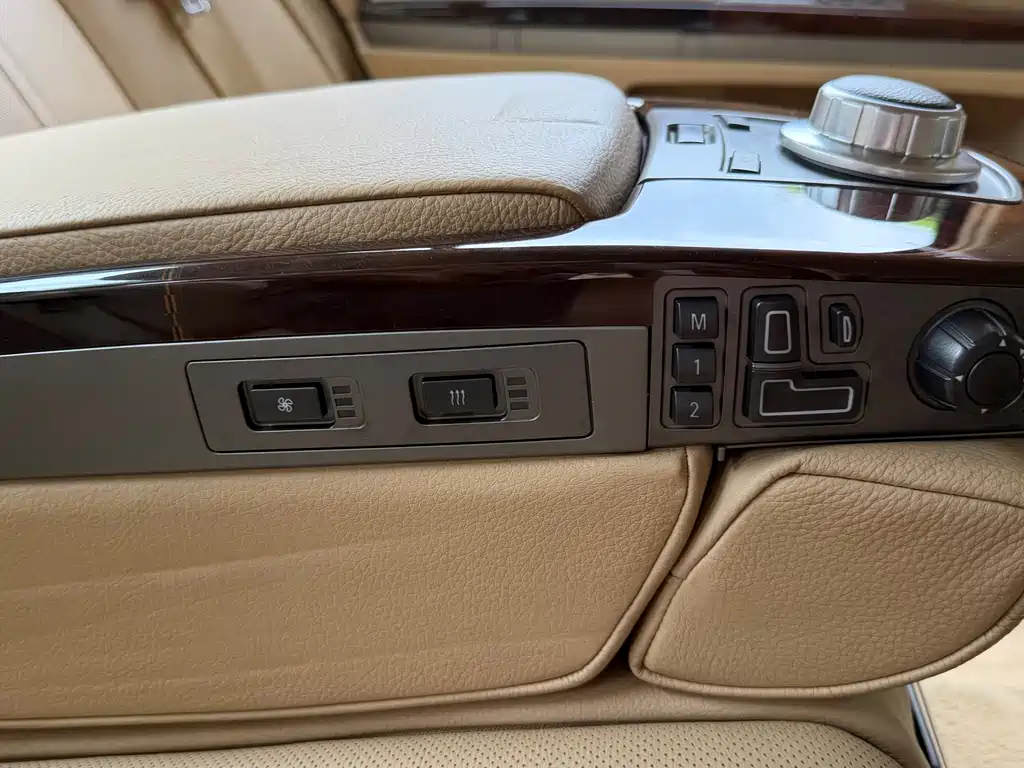 BMW 7 Series — миниатюра 9
