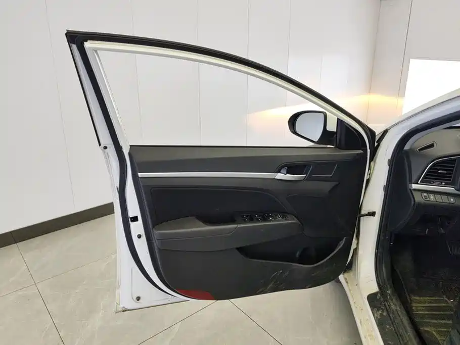 Hyundai Elantra — миниатюра 7