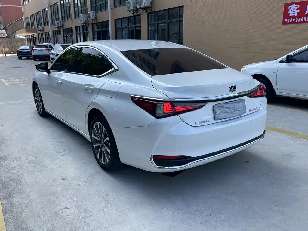 Lexus ES — миниатюра 5