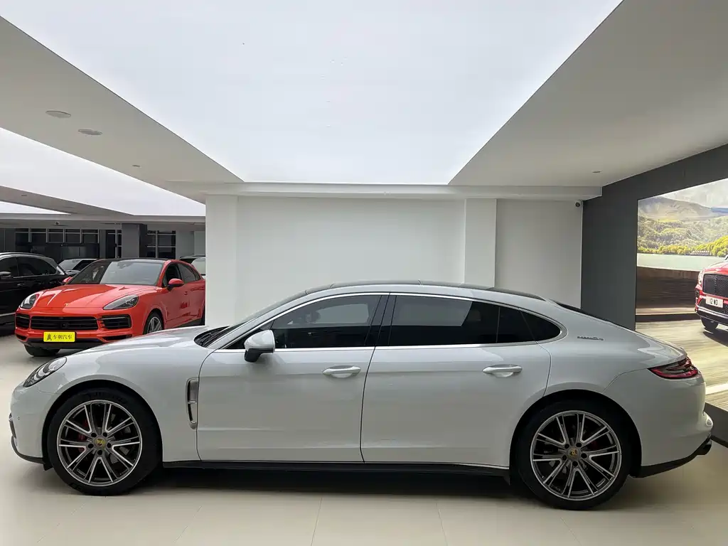 PORSCHE PANAMERA