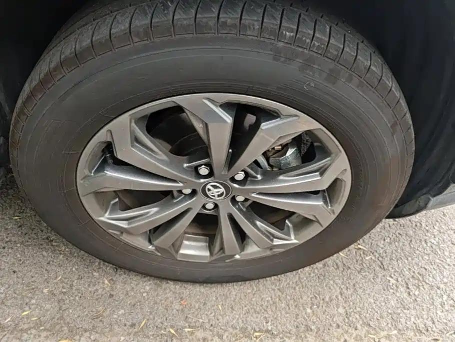 Toyota RAV4 — миниатюра 6