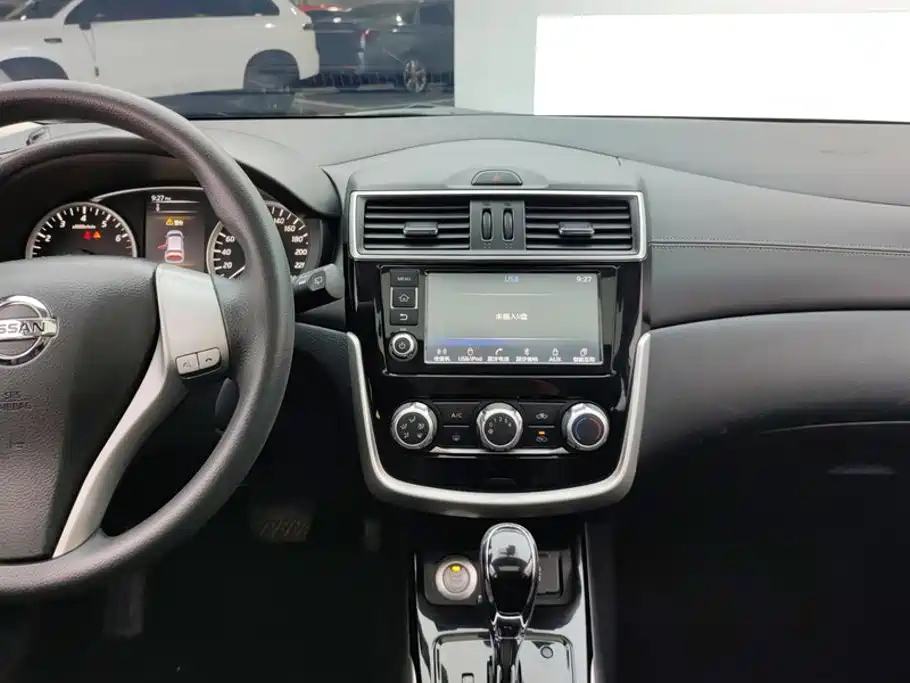 Nissan Tiida — миниатюра 13
