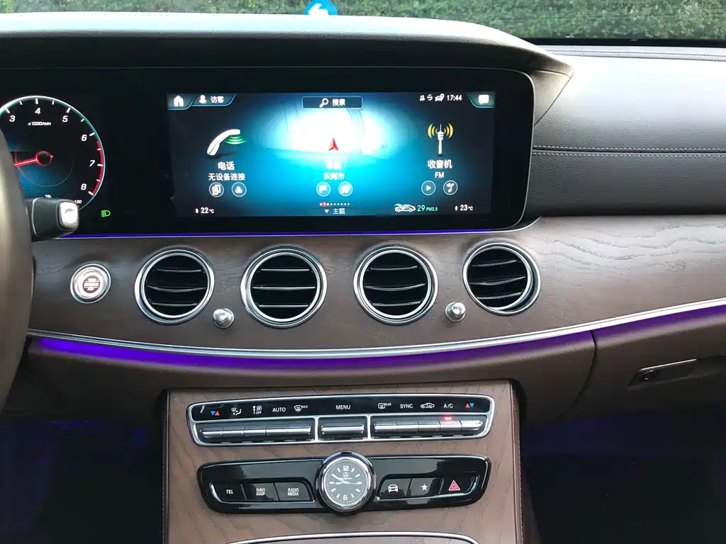 Mercedes-Benz E-Class — миниатюра 10