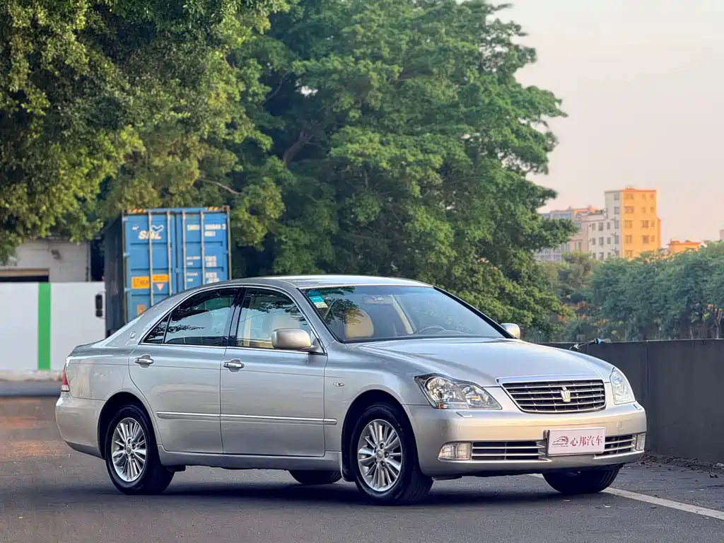 Toyota Crown — миниатюра 3