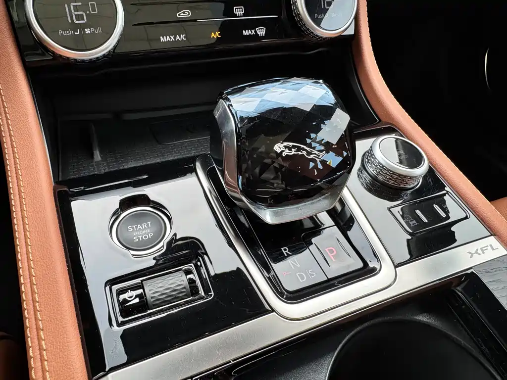 Jaguar XFL 2024 2.0T P300 Flagship Sport