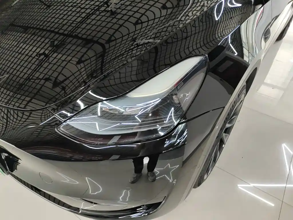 Tesla Model Y — миниатюра 20