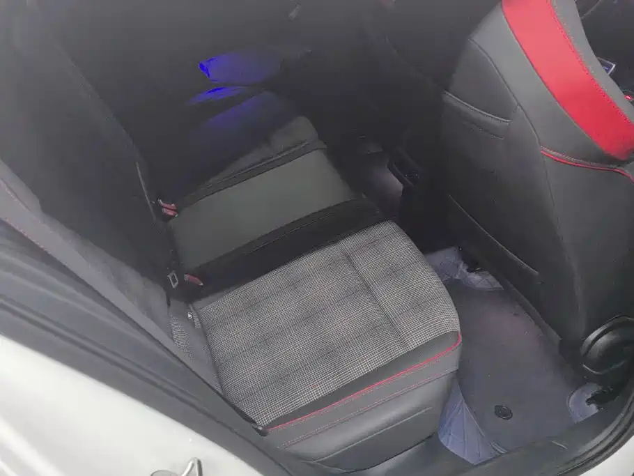 Volkswagen Golf GTI — миниатюра 11