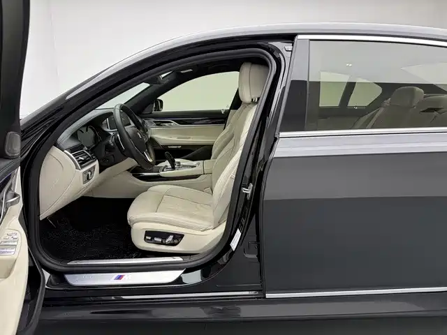 BMW 7 Series — миниатюра 13