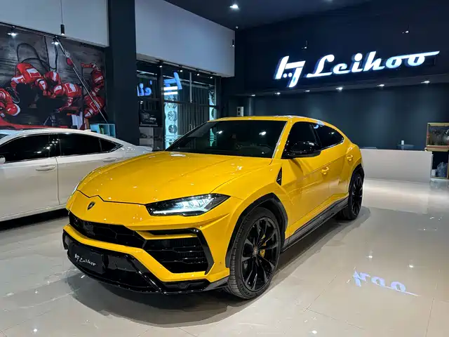 LAMBORGHINI URUS 2021
