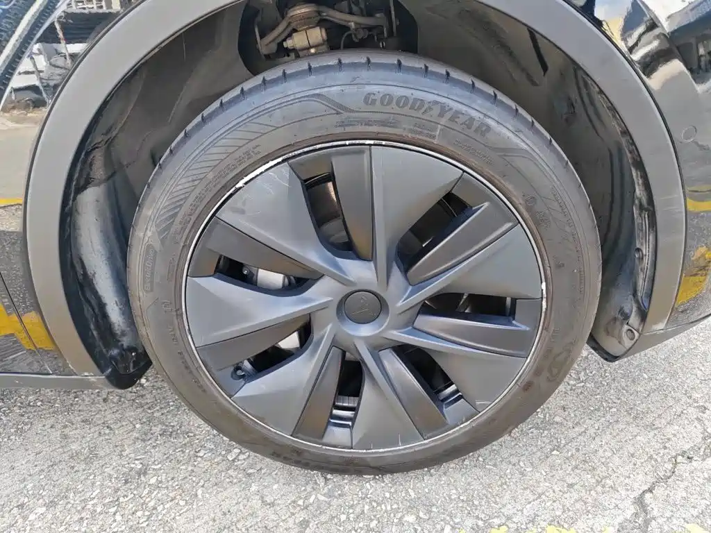 Tesla Model Y — миниатюра 8