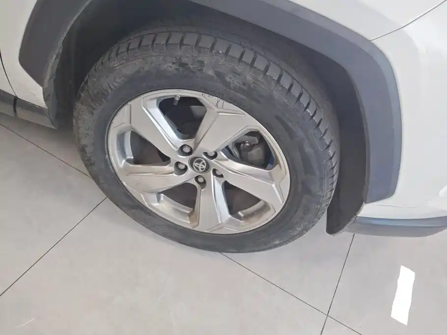 Toyota RAV4 — миниатюра 6