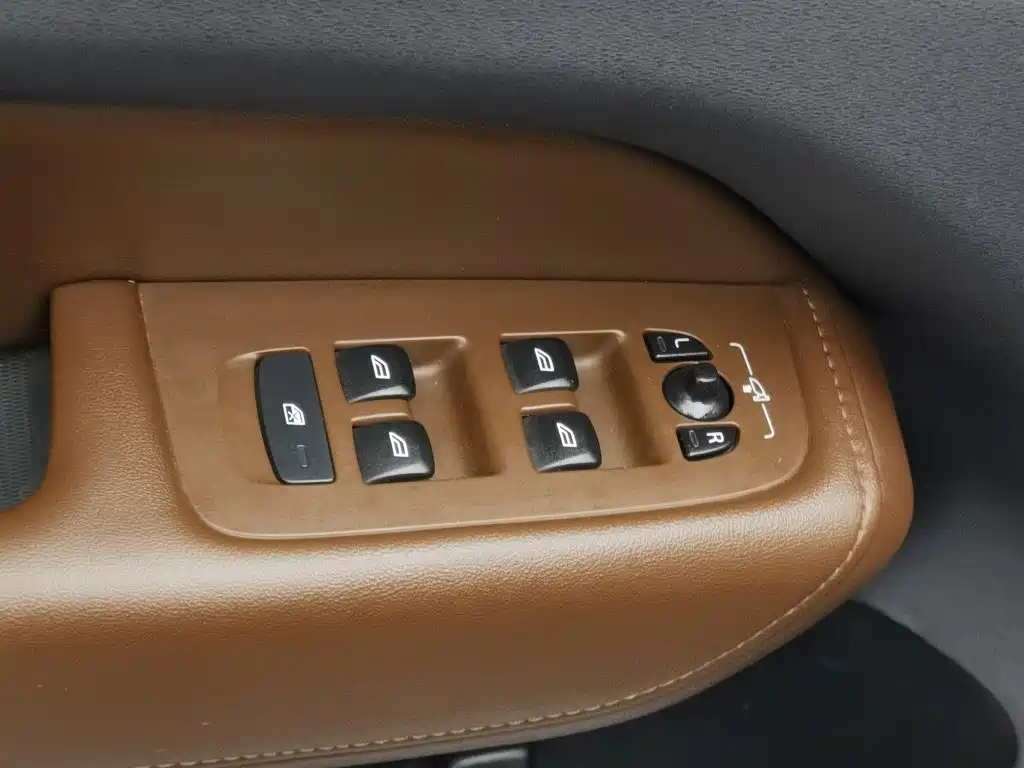 Volvo XC60 PHEV — миниатюра 9