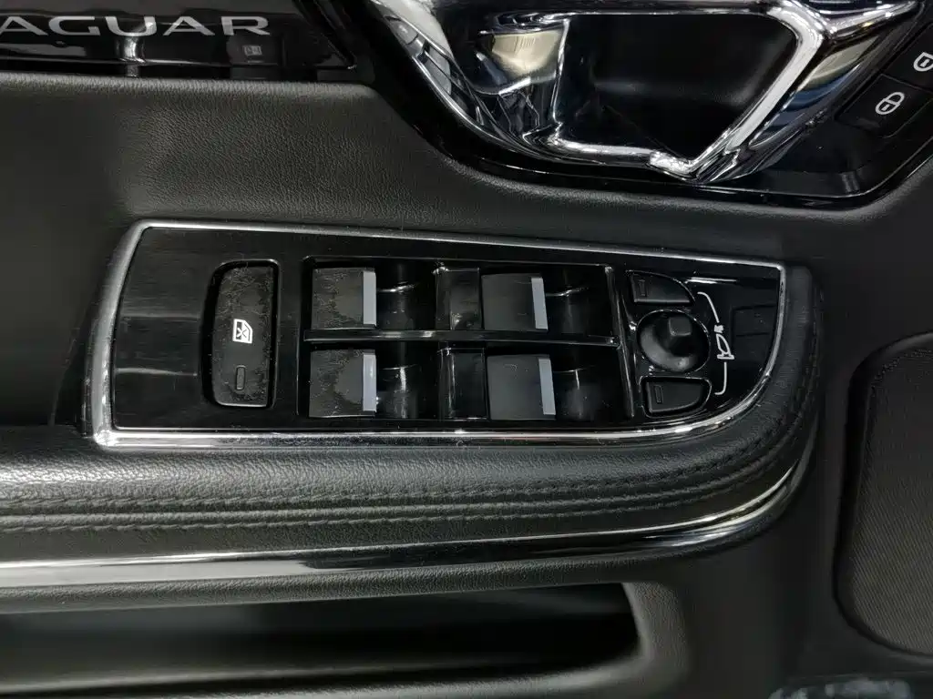 Jaguar XJ — миниатюра 9