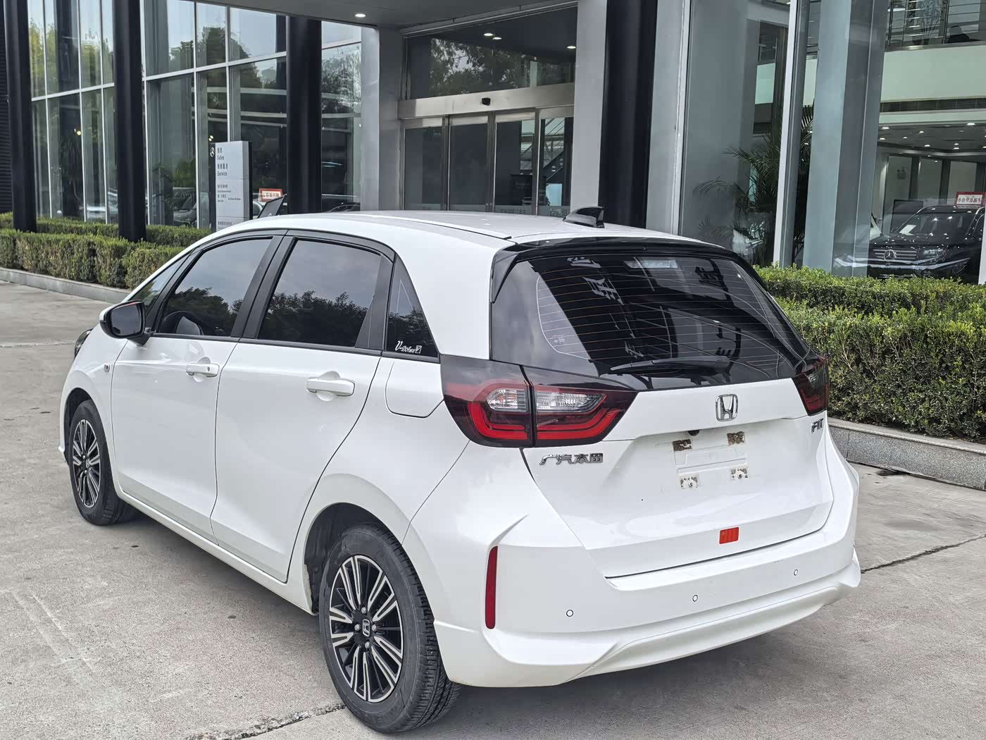 Honda Fit 1.5 л 2021 г. Белый, пробег 43000 км