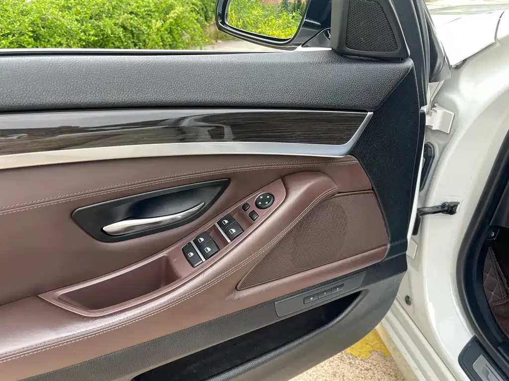 BMW 5 Series — миниатюра 6