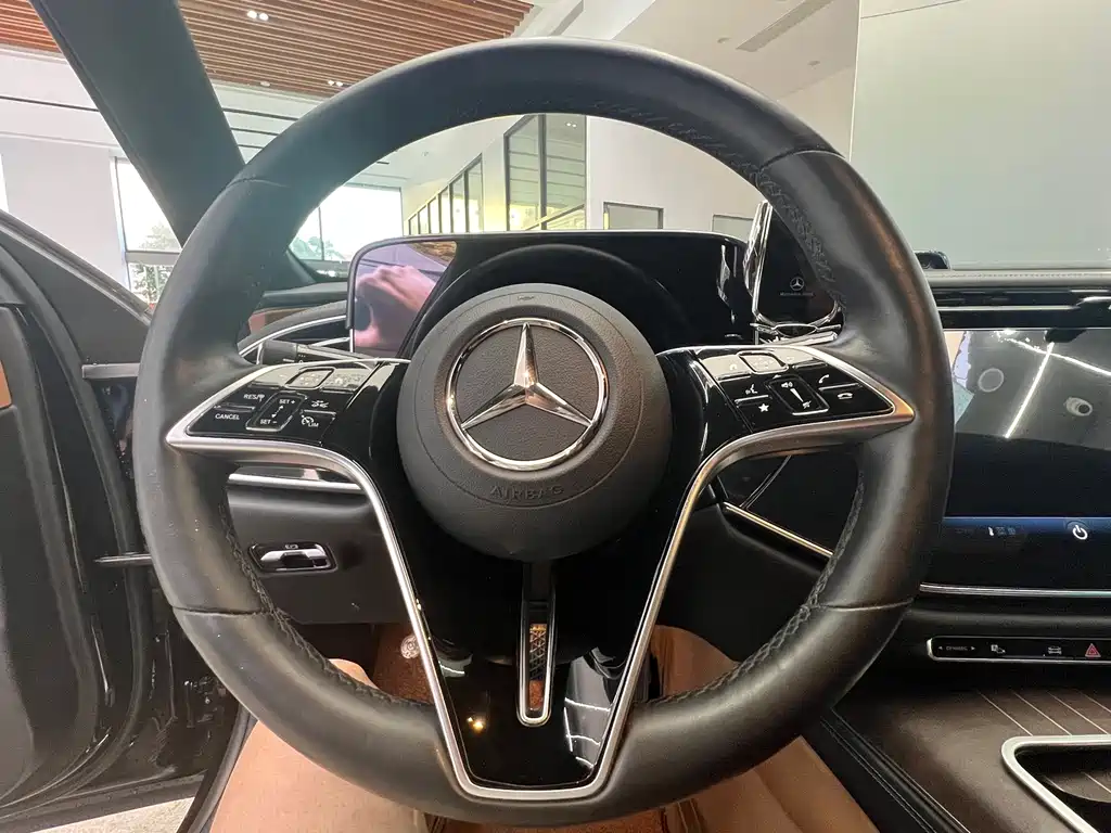 Mercedes-Benz E-Class — миниатюра 8