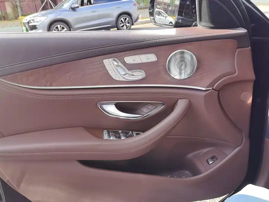 Mercedes-Benz E-Class — миниатюра 7