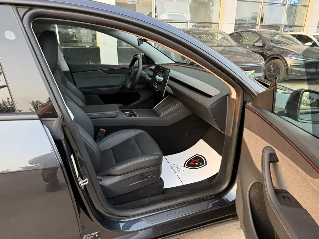 Tesla Model Y — миниатюра 11