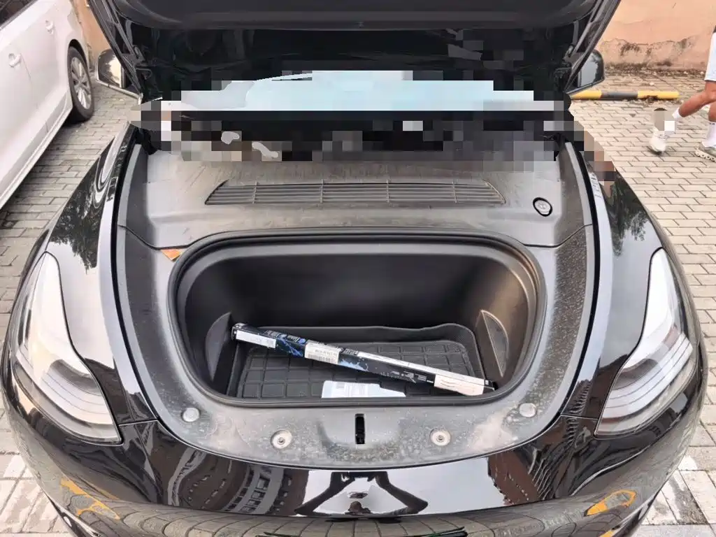 Tesla Model Y — миниатюра 21