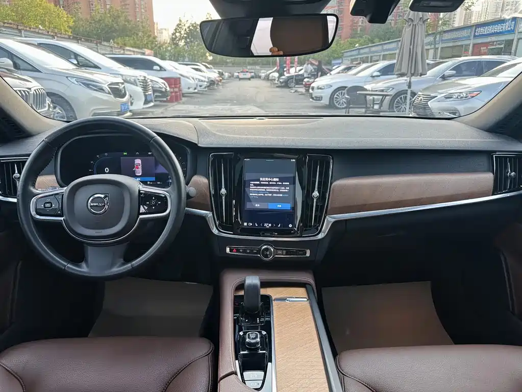 VOLVO S90