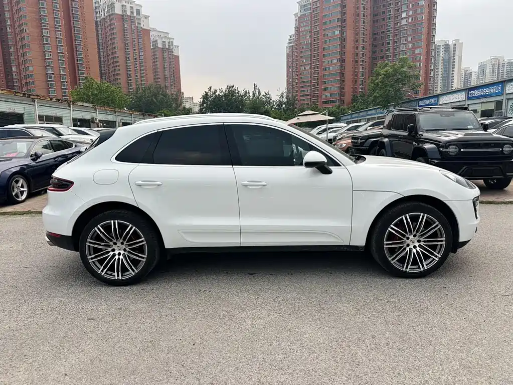 PORSCHE MACAN