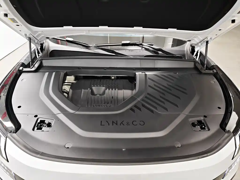 LYNK & CO 900