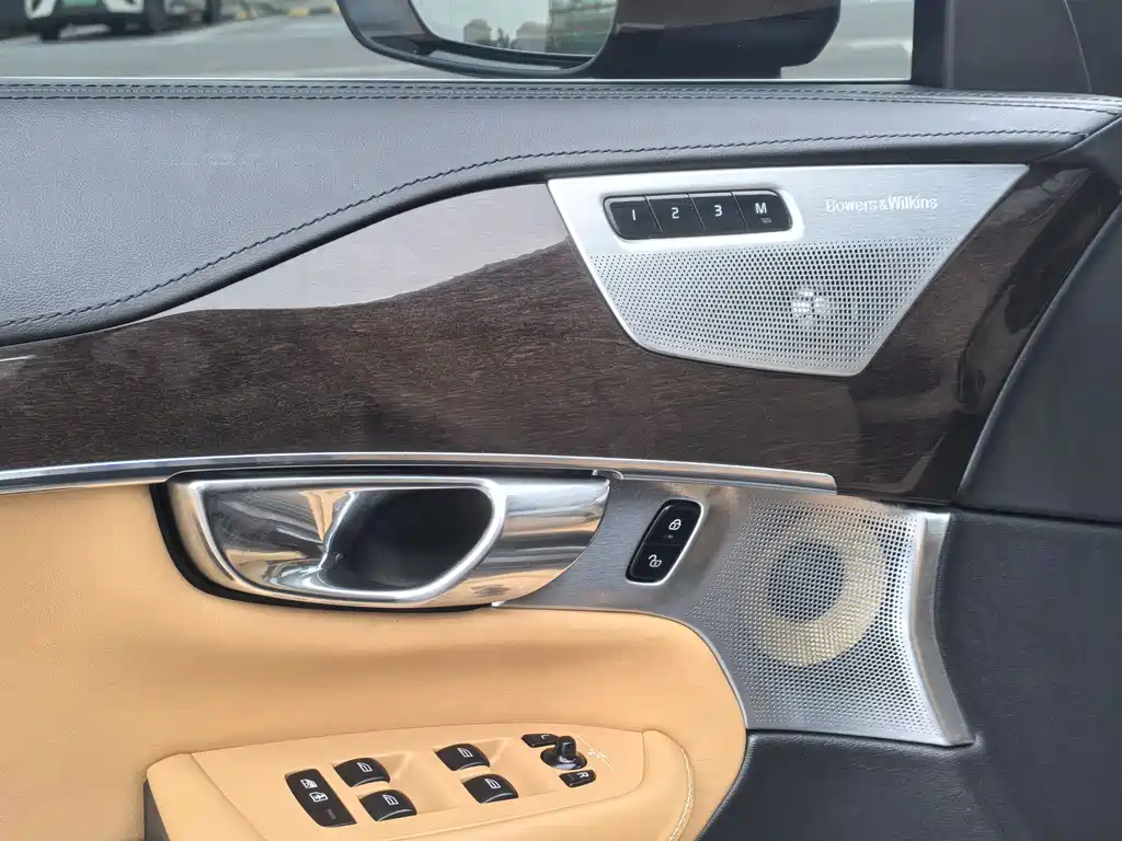 Volvo XC90 2015 T6 7 мест
