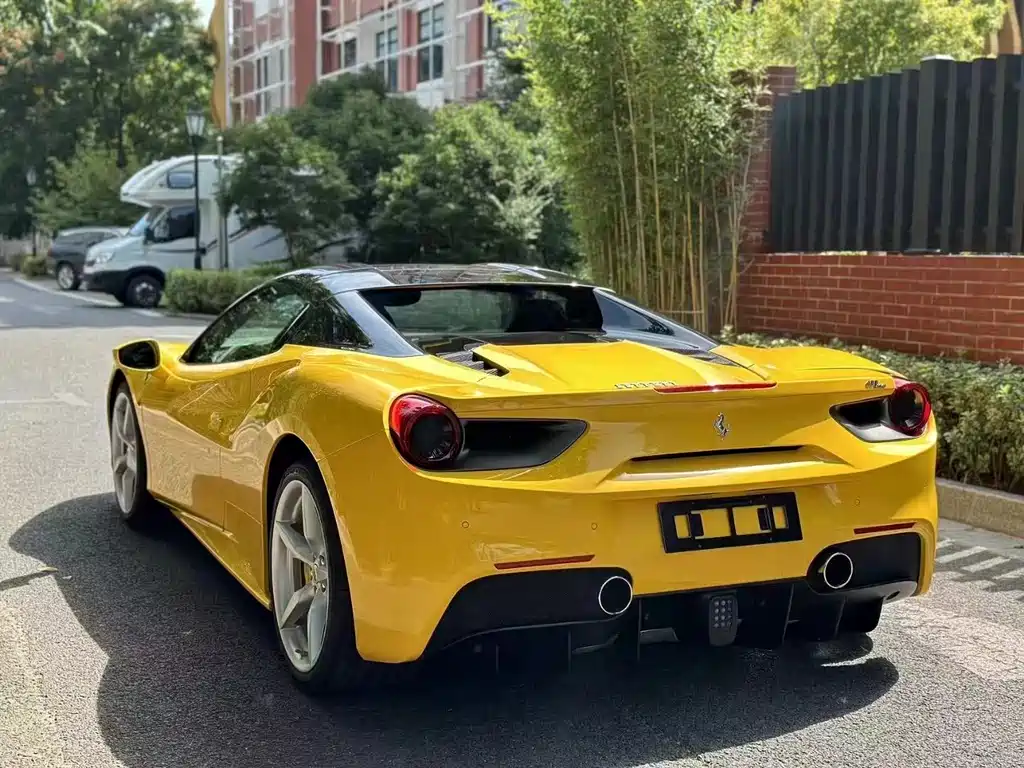 FERRARI 488
