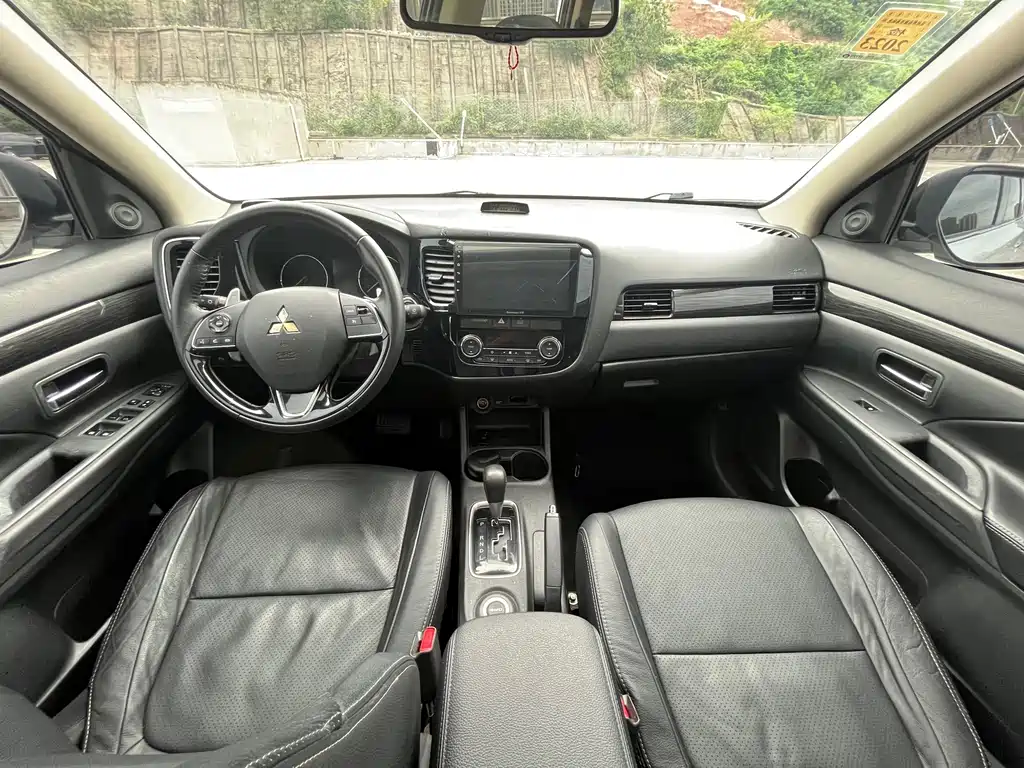 Mitsubishi Outlander — миниатюра 10