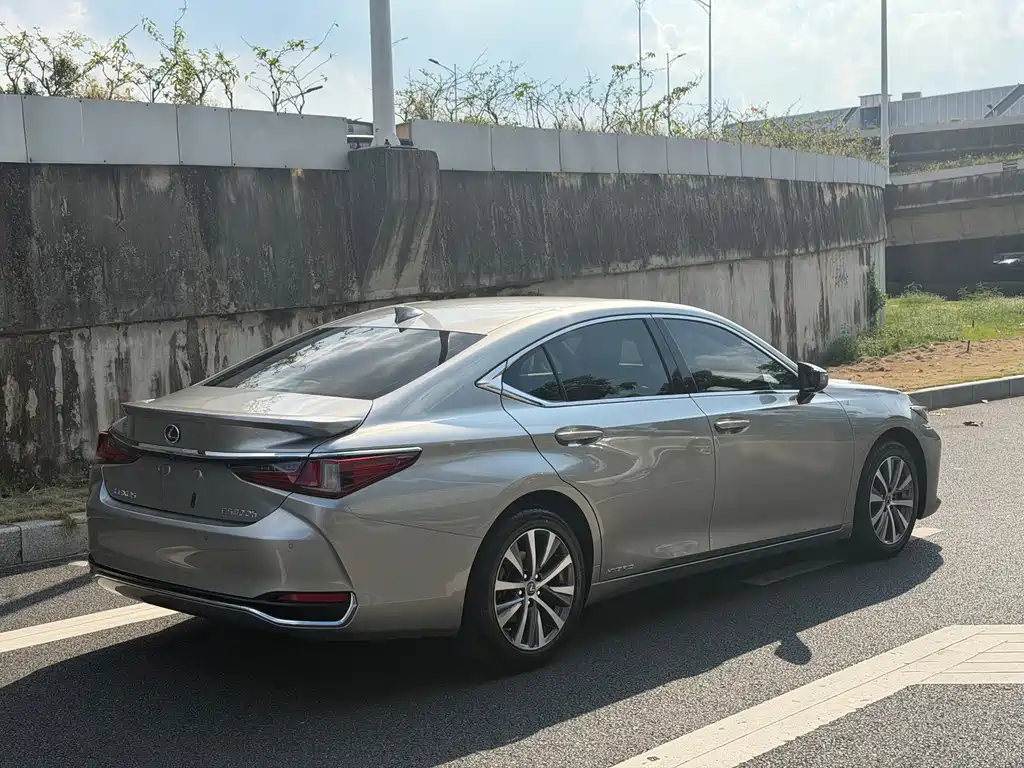 Lexus ES — миниатюра 16