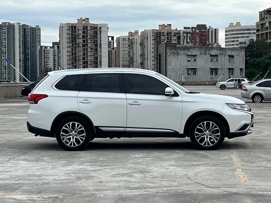 Mitsubishi Outlander — миниатюра 9
