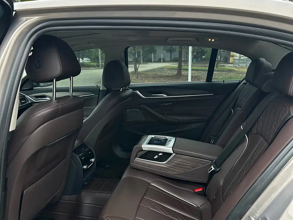 BMW 5 Series — миниатюра 8