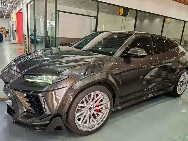 LAMBORGHINI URUS 2021