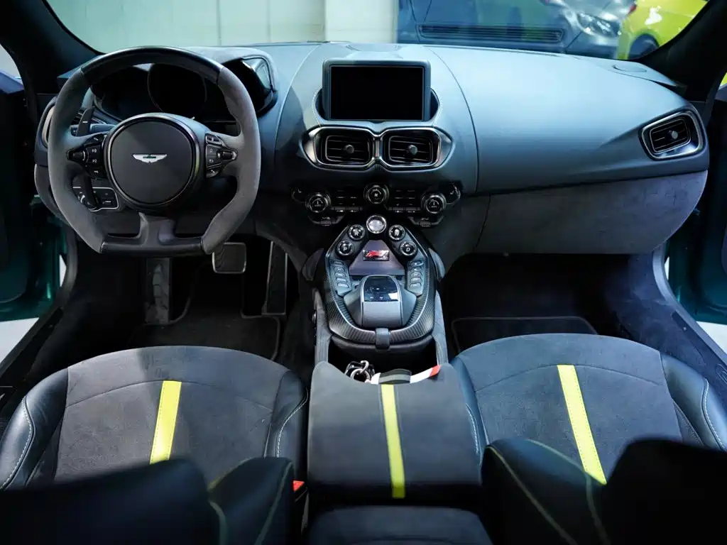 Aston Martin V8 Vantage — миниатюра 32