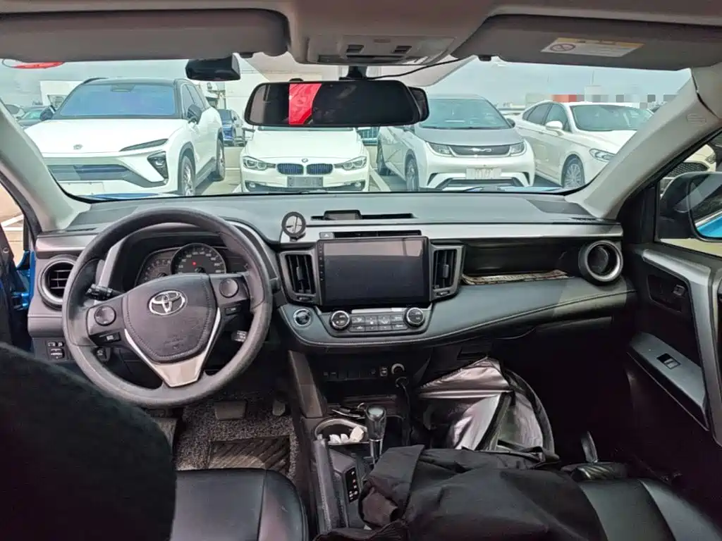 Toyota RAV4 — миниатюра 10