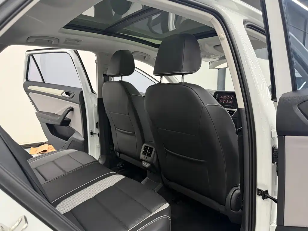 Volkswagen T-Roc — миниатюра 24