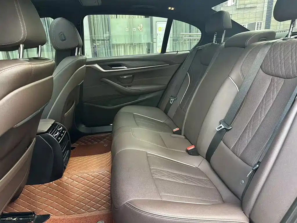 BMW 5 Series — миниатюра 6