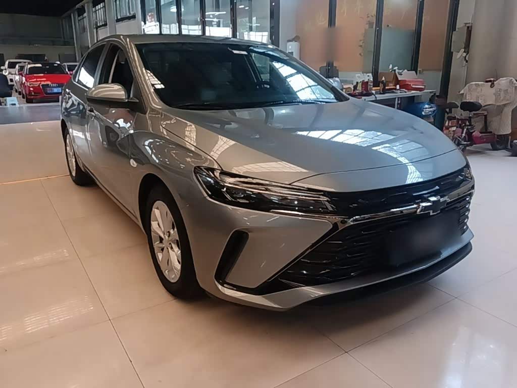 Chevrolet Monza 1.5 л 2023 г. Серебристо-серый, пробег 19200 км