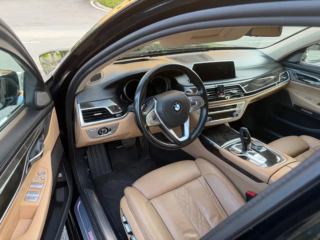 BMW 7 Series — миниатюра 8