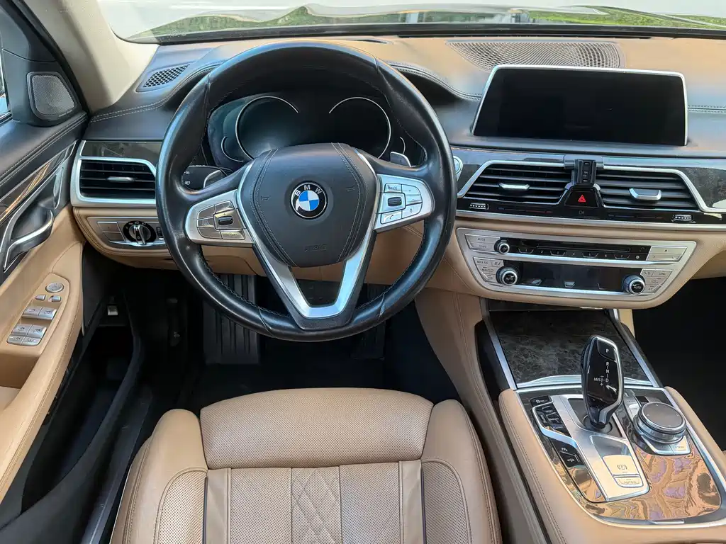 BMW 7 Series — миниатюра 11
