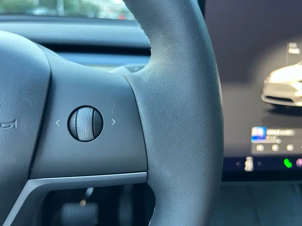 Tesla Model Y — миниатюра 8