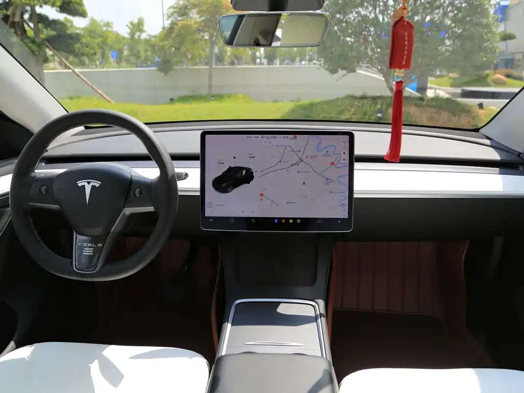 Tesla Model Y — миниатюра 4